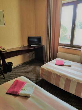 Мотели Park Sharay Motel Доры Двухместный номер эконом-класса с 2 отдельными кроватями и балконом-1